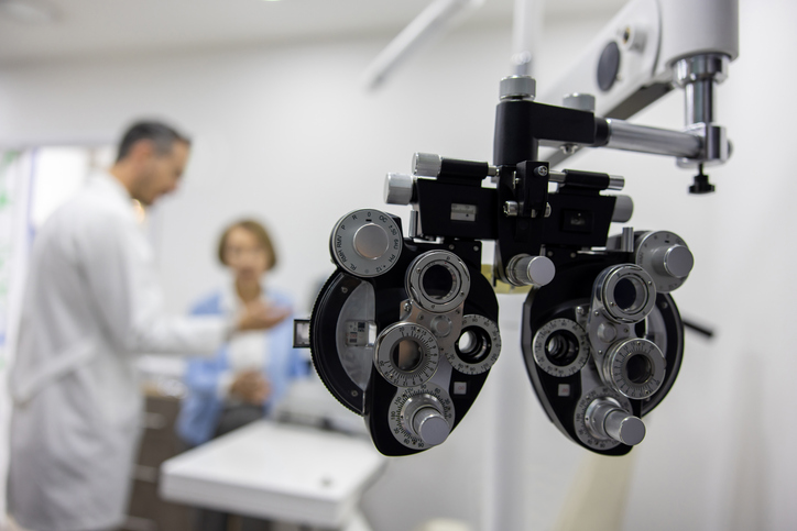 Should I Take My Contact Lenses Out Before an Eye Exam?